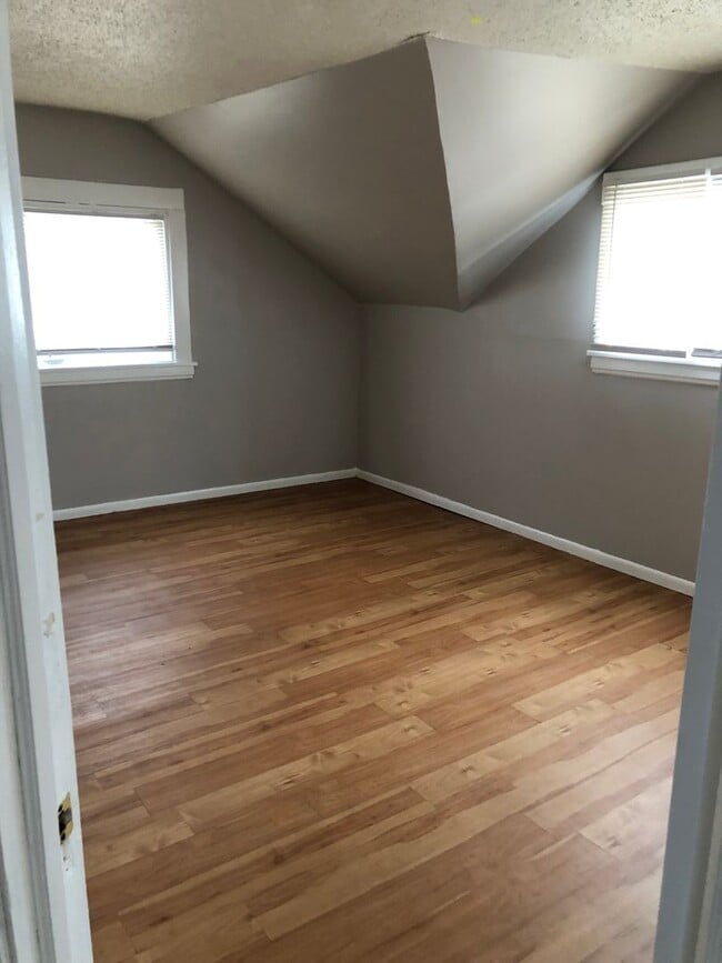 Building Photo - Cozy 3 bedroom house available