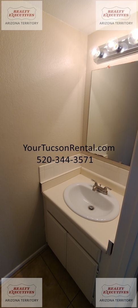 Building Photo - 1st Ave & Limberlost Dr - 2 Beds/ 1.5 Bath...