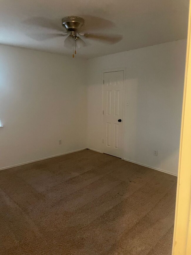 Building Photo - 3-bedroom, 1 1/2 bathroom house! HOUSING A...