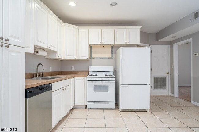 Building Photo - 250 High St