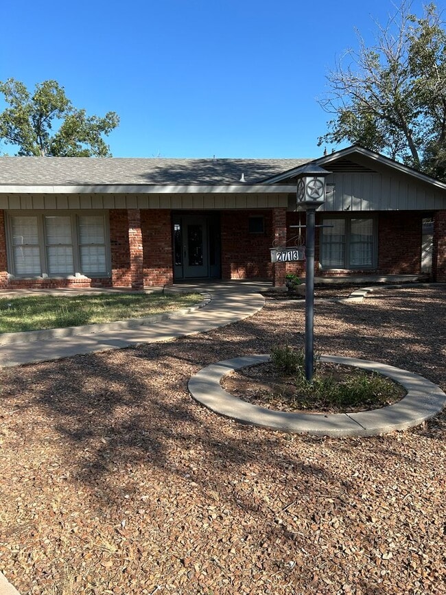 Building Photo - Beautiful Large Family Home!!!