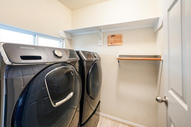 Building Photo - 10902 Barker View Dr