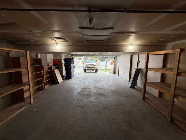 Building Photo - Large Five Bedroom Home, Sandy, 2500 sq ft, New Paint, New carpet, New Flooring