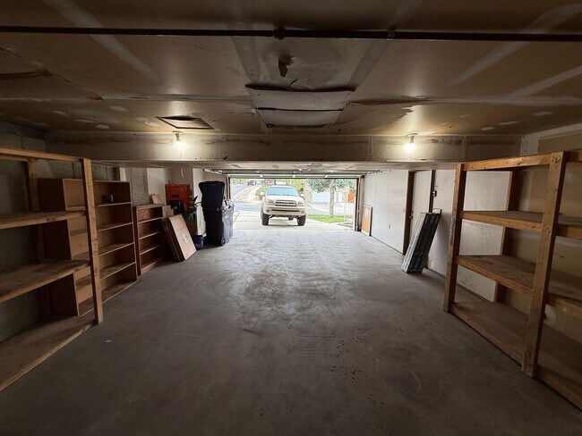 Building Photo - Large Five Bedroom Home, Sandy, 2500 sq ft, New Paint