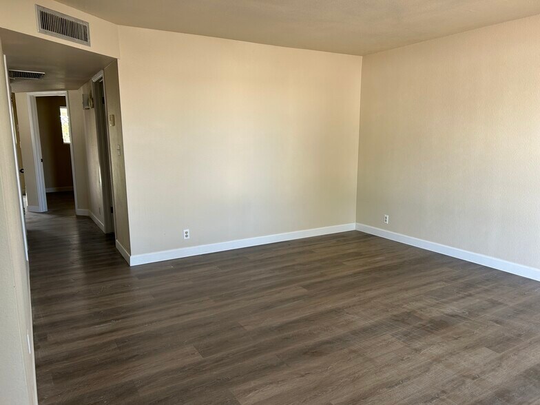 Building Photo - 6049 E Albany St