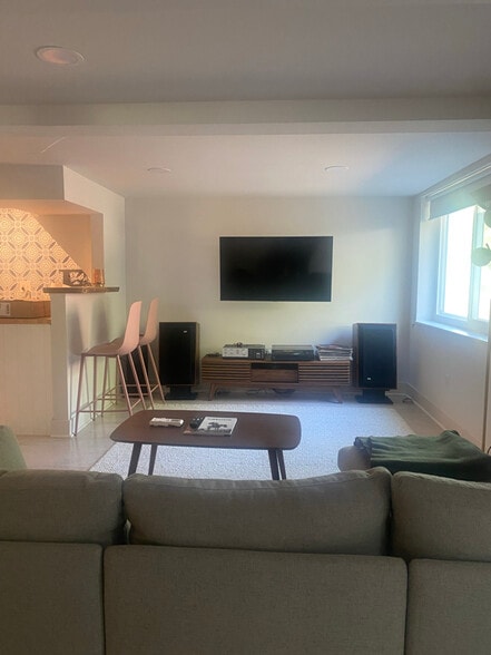 Building Photo - 828 Lemont Dr