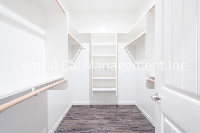 Building Photo - 4 Bedroom/2 Bath Home in the Southwest - $2595 Per Month!