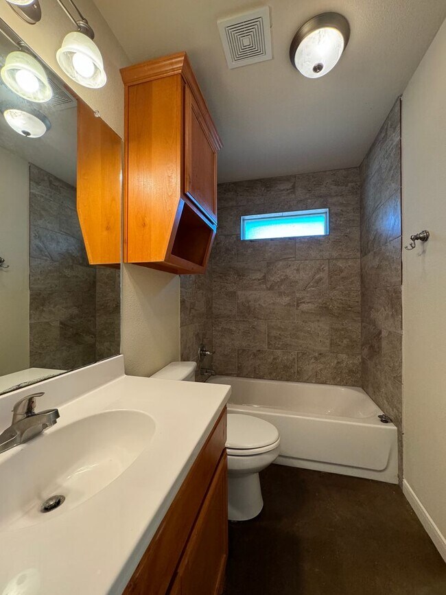 Building Photo - Duplex *LEASING SPECIAL AVAILABLE*