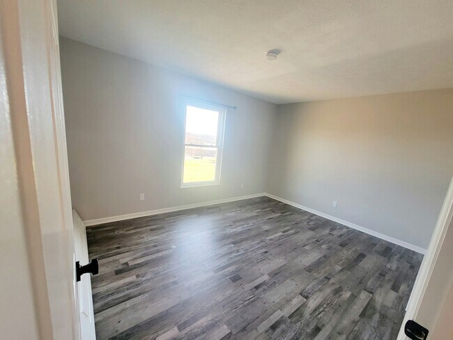 Building Photo - 470 Yale Dr