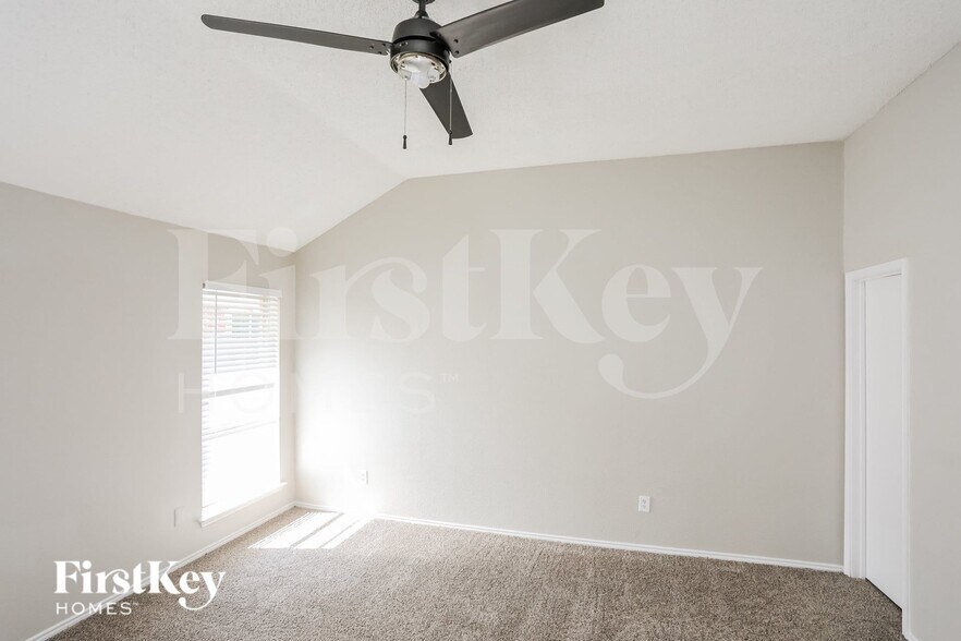 Building Photo - 2505 Hidden Springs Dr