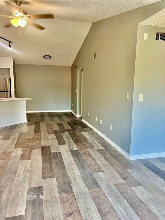 Building Photo - Beautiful 2-Bedroom Condo in Gated Venetia...