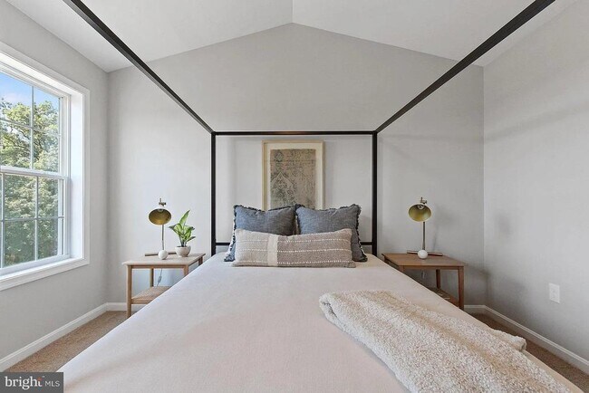 Building Photo - 326 Avon Dr