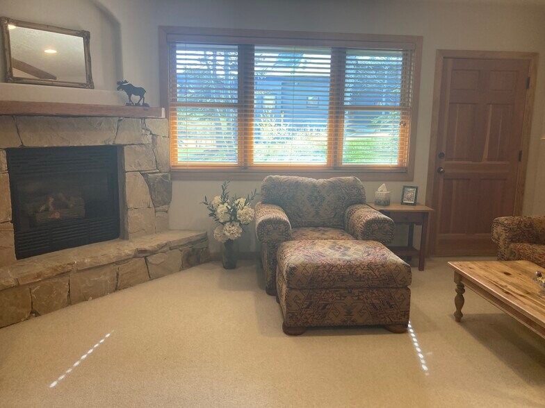 Building Photo - 720 Deer Valley Dr