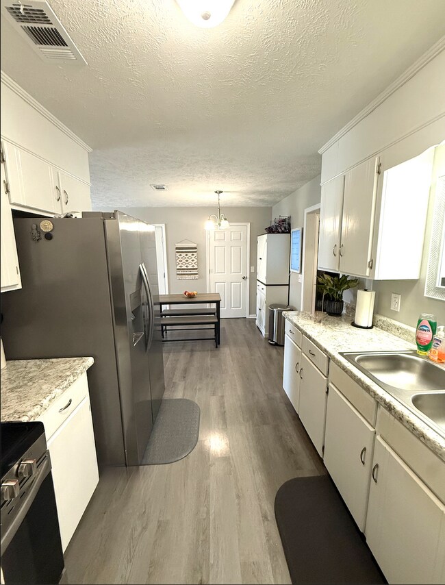 Building Photo - Beautiful 4 Bedroom Home with Bonus Room – $2,000/Month