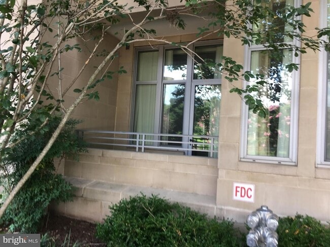 Building Photo - 8220 Crestwood Heights Dr