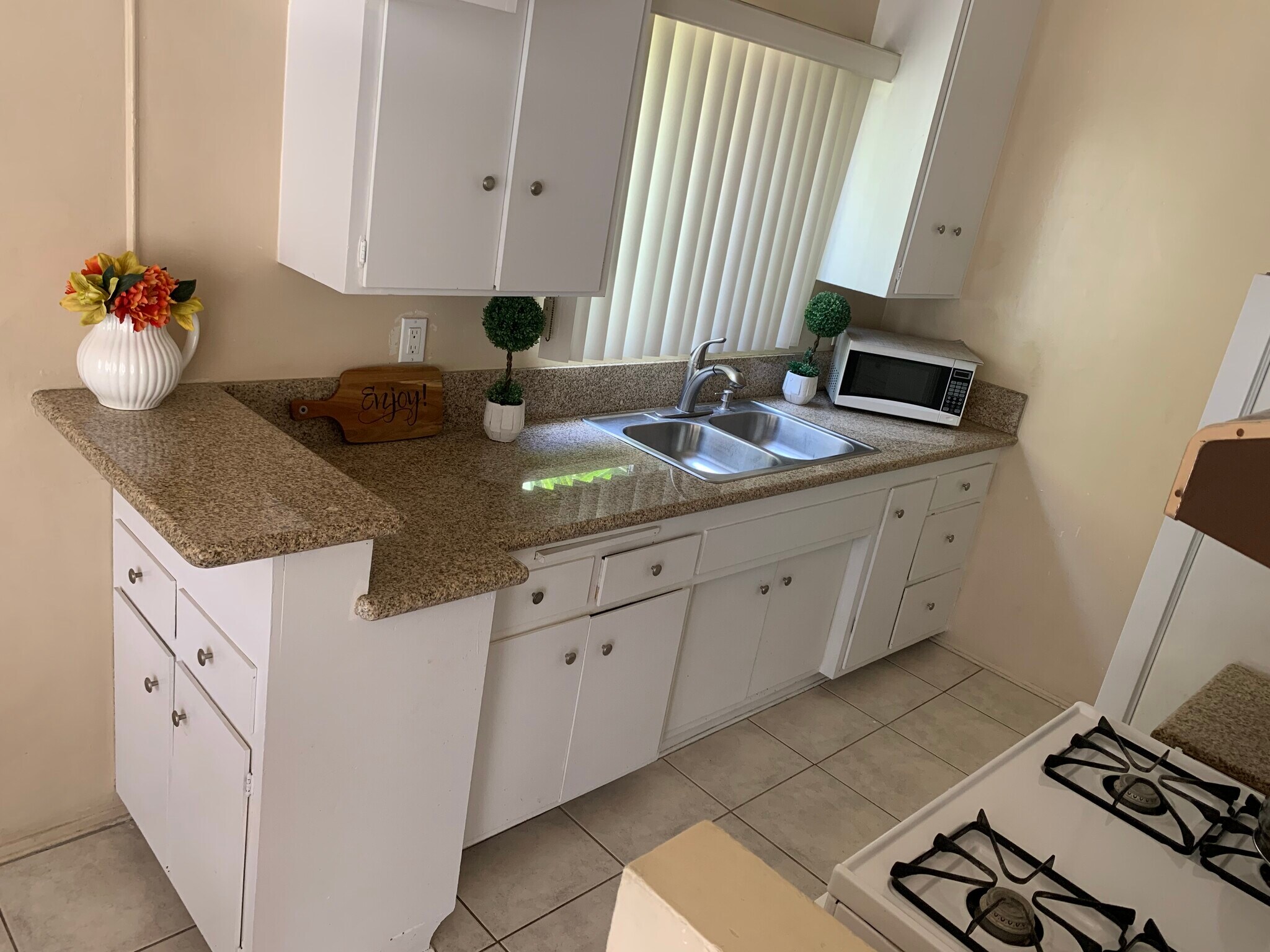 Building Photo - 1221 S Sherbourne Dr