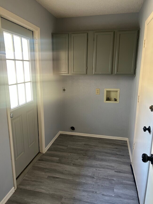 Building Photo - 1315 White Rock Dr