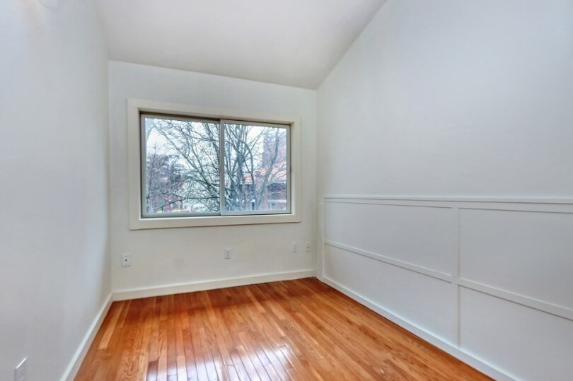 Building Photo - 12 Lilac Ct