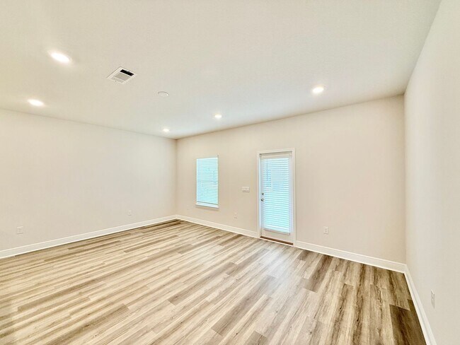 Building Photo - Coastal Townhome - Close To Beaches