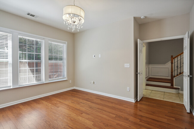 Building Photo - Beautiful townhouse in Westbury at Vinings...