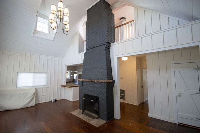 Building Photo - 3 Bedroom, 2.5 Bathroom in Shandon - The F...