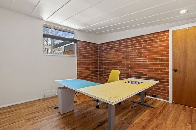 Building Photo - 1400 E Bates Ave
