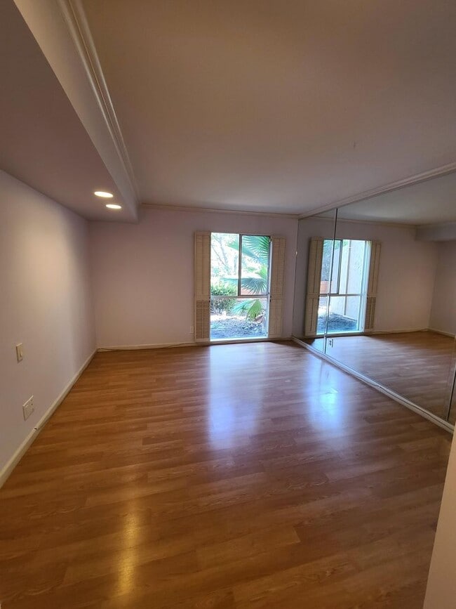 Building Photo - One Bedroom Unit in Sharon Park Neighborho...