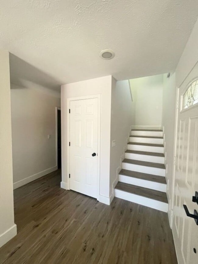 Building Photo - Darling Elk Grove Halfplex!