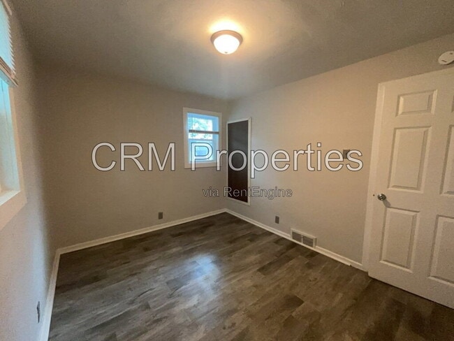 Building Photo - 714 E Vaile Ave