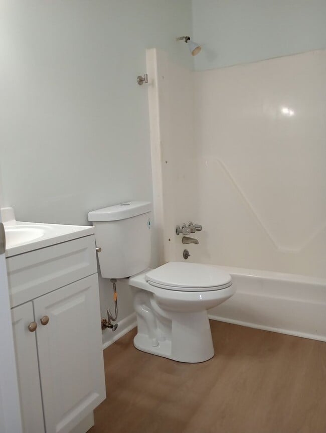 Building Photo - 3 Bedrooms, 2.5 Bathrooms Condo Rental