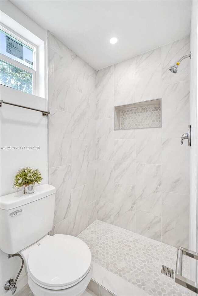 Building Photo - 877 W 33rd St