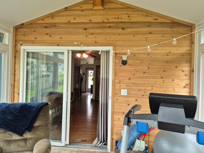 Building Photo - 1332 E Bailey Rd