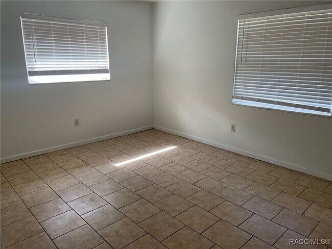 Building Photo - 728 Greenleaf Ave