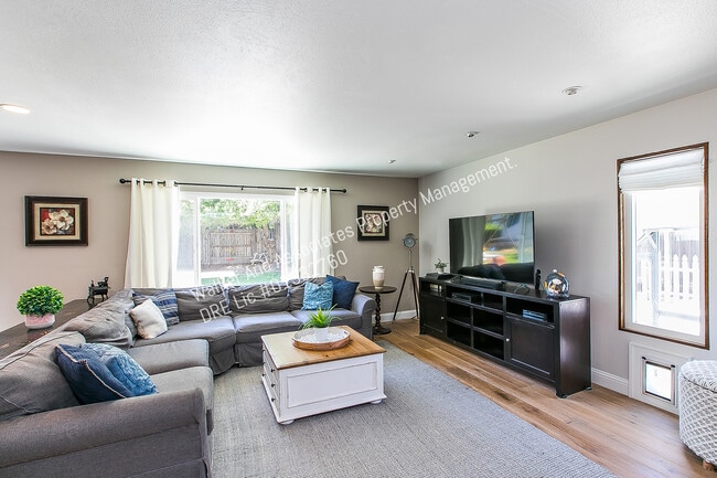 Building Photo - 1062 Foxenwood Dr