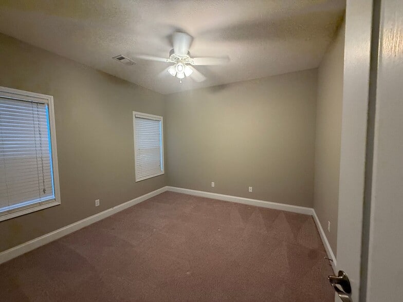 Building Photo - One Level Garden Home in Athena Park