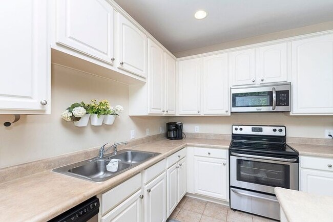 Building Photo - Beautiful 3 Bed Townhome In the Heart Of Village Of West Clay!