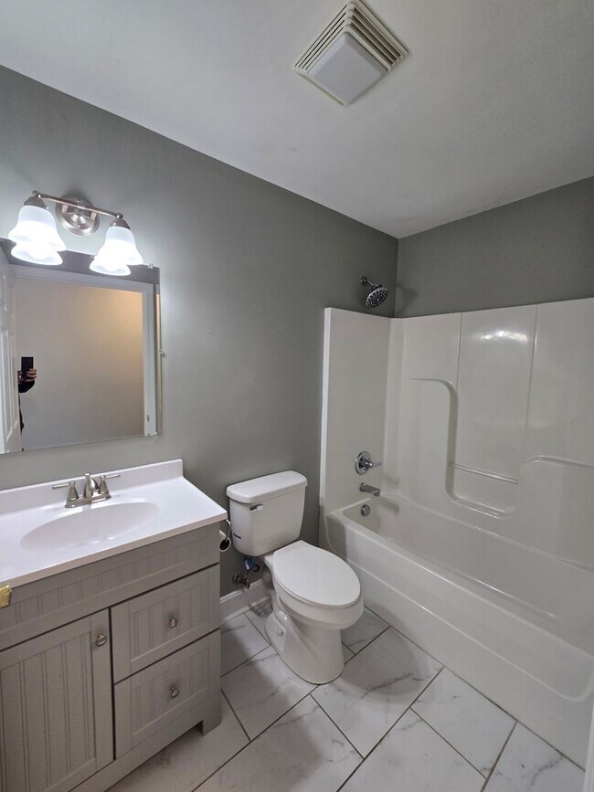 Building Photo - Updated 3 Bedrooms, 1.5 Bathrooms on a Dou...