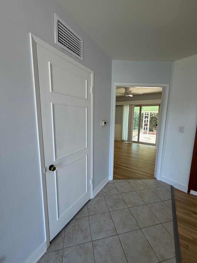 Building Photo - Beautiful single-family home in lovely Southeast Anaheim