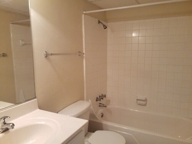 Building Photo - 2 BEDROOM CONDO IN SALEM SQUARE!