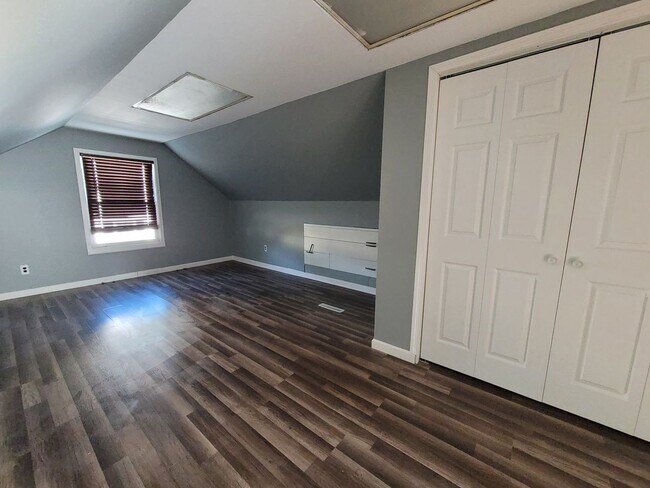 Building Photo - Great NE location 3 bedroom 1 bath, 1 stal...