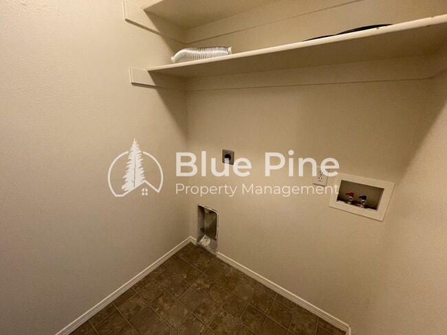 Building Photo - 345 S Byron Ave