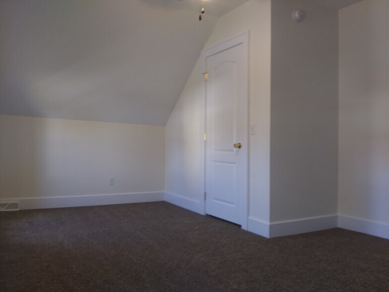 Building Photo - 525 N Elmer Ave