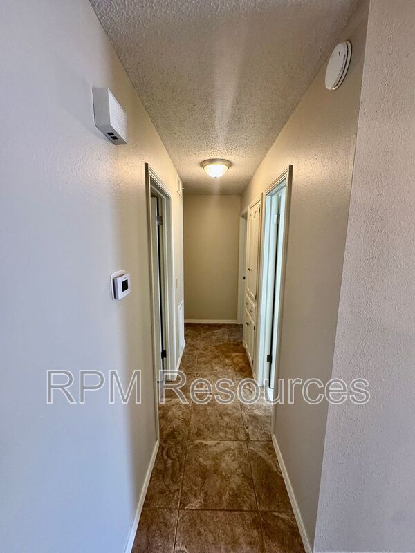 Building Photo - 405 Meadow Lake Dr