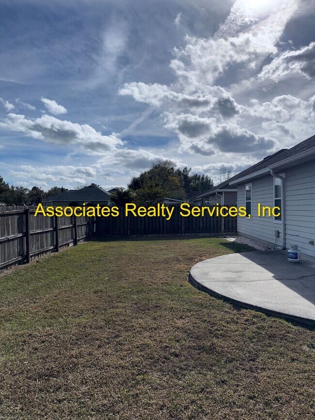 Building Photo - Willow Oak SW 3/2, a must see