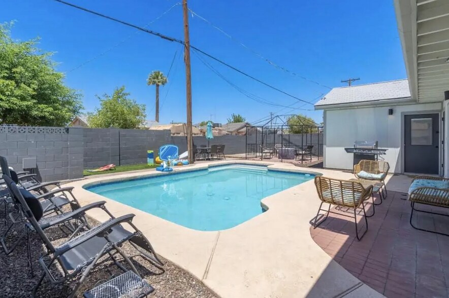 Building Photo - 3330 E Cypress St