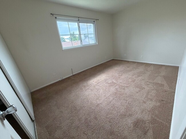 Building Photo - Welcome to this stunning 4 bedroom 2.5 bathroom home located in Fremont