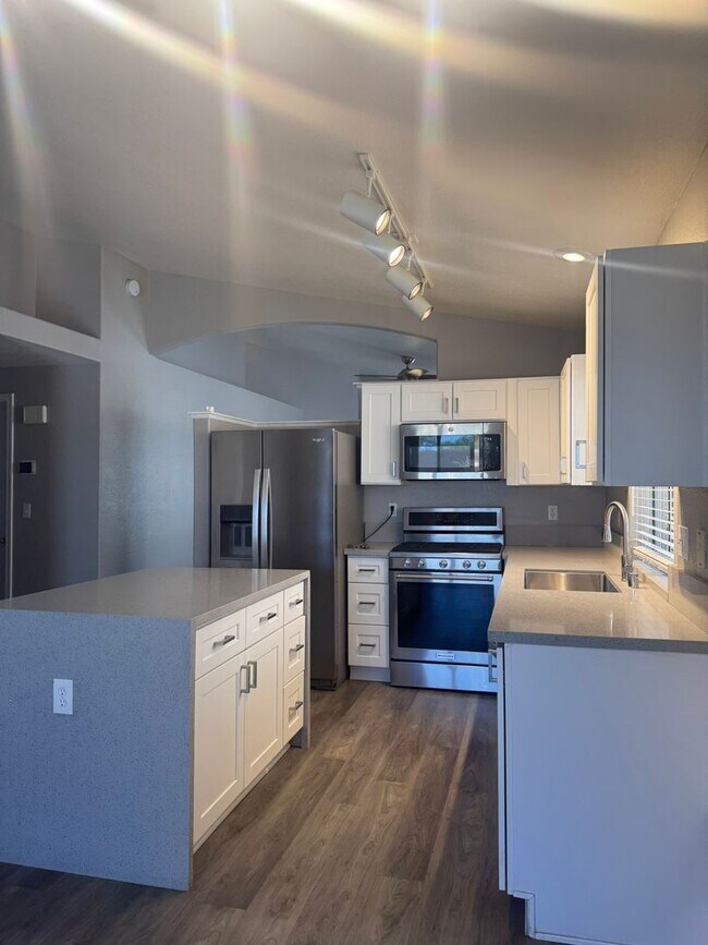 Building Photo - Beautifully Renovated 2 Bed Single Story Home