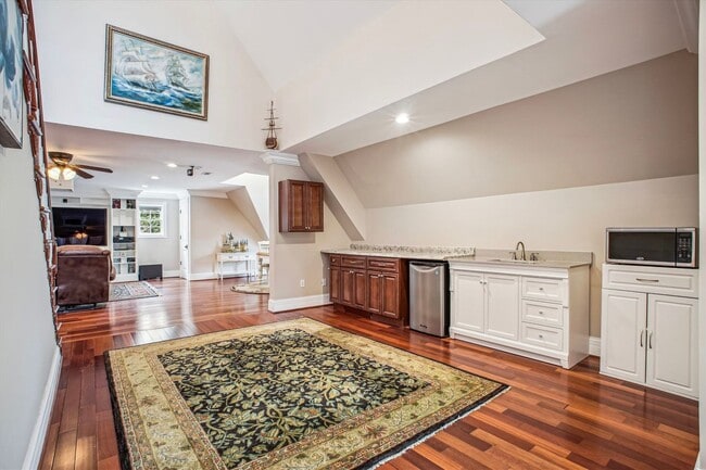 Building Photo - Stunning and Spacious Single Family Home S...