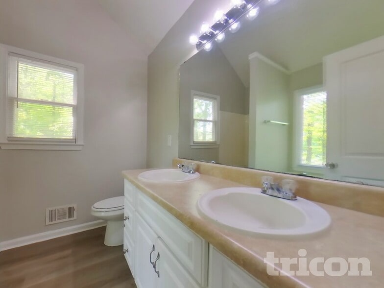 Building Photo - 450 Amsterdam Way