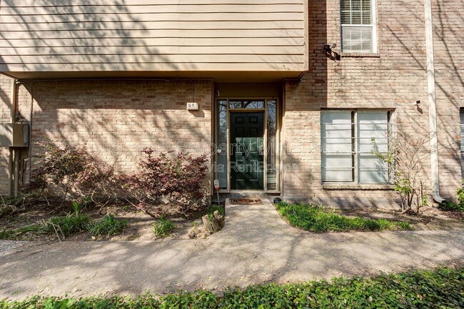 Building Photo - 2100 Tanglewilde St